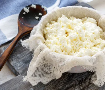 Cheese comes from milk and retains many of its nutritional characteristics, although its final composition depends on how it is made.