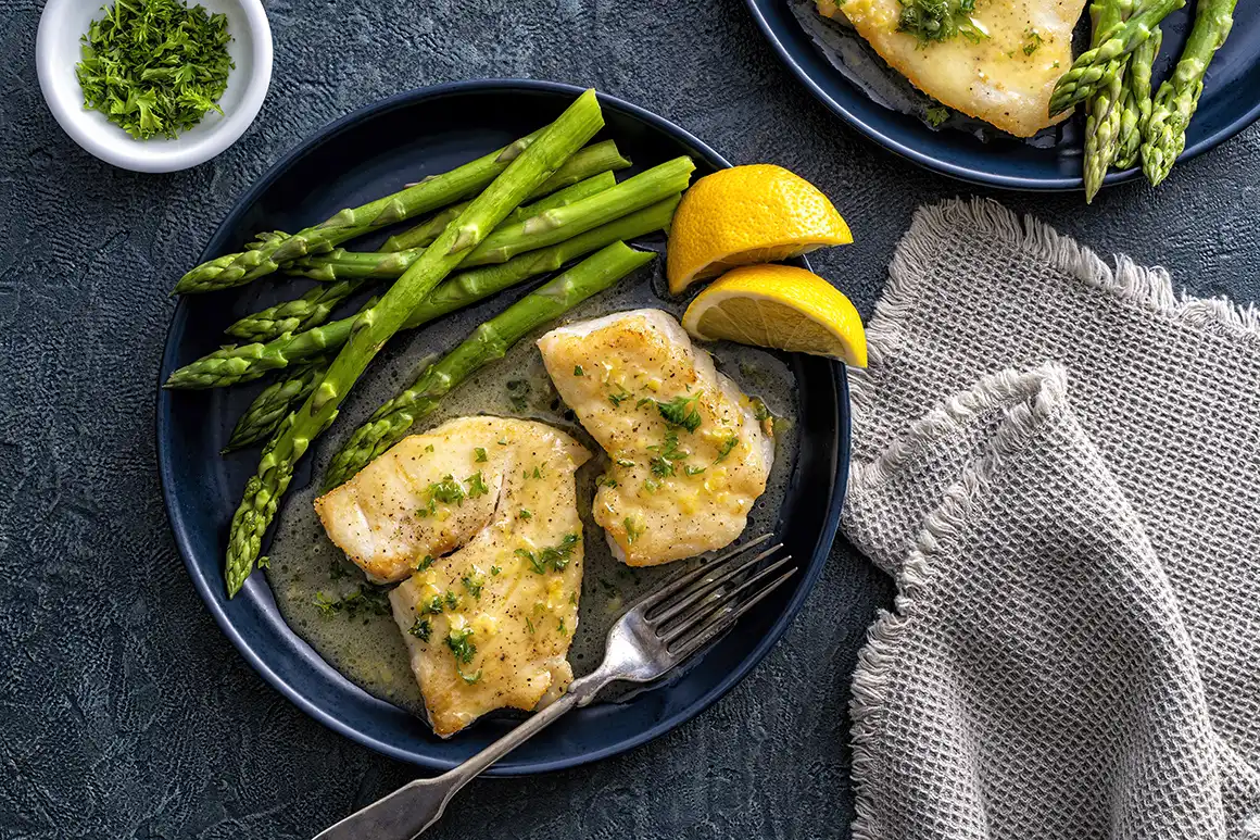 Cod with asparagus in lemon sauce