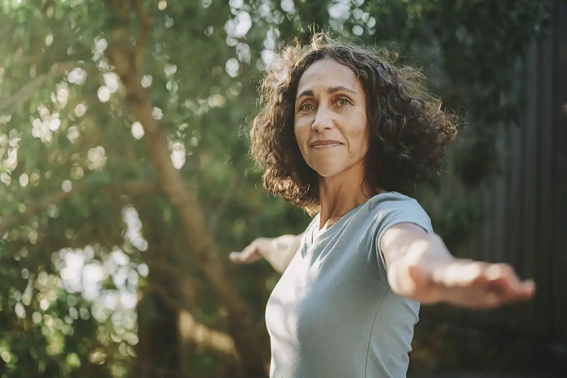 Yoga suave o estiramientos dinámicos