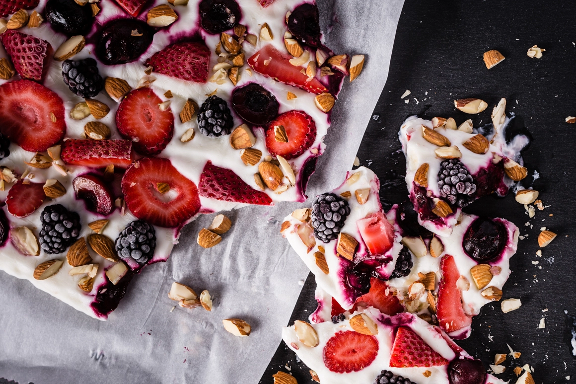 Frozen yoghurt bark with berries and peanut butter
