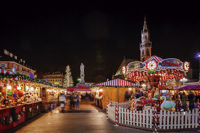 Las tradiciones de origen centroeuropeo están muy presentes en el mercado navideño de Bolzano (norte de Italia), el más famoso del país.
