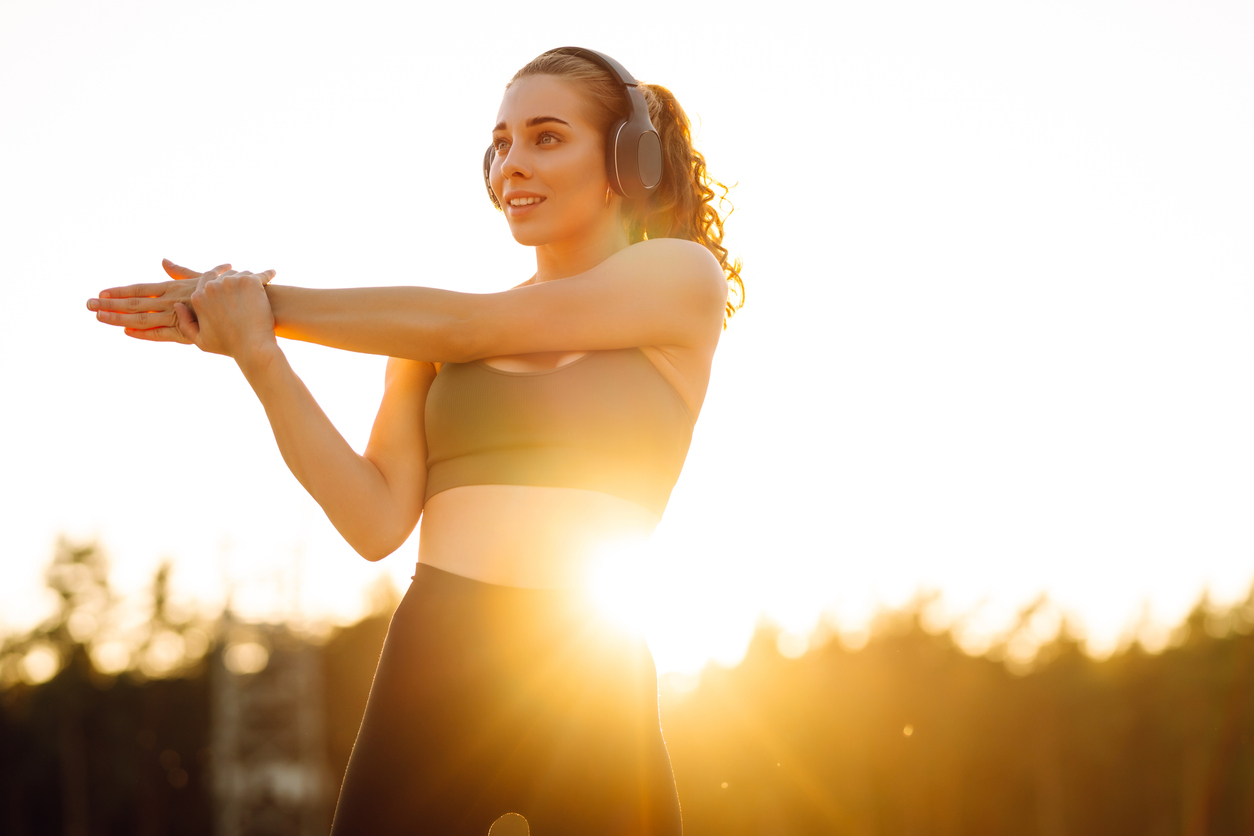 Mujer calentando antes de hacer deporte al aire libre