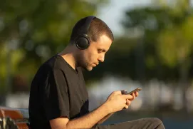 Can the use of headphones lead to hearing loss?