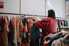 Els mercats de segona mà són una solució real al malbaratament de roba?