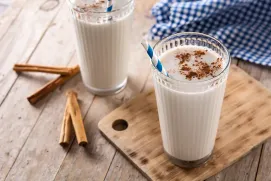 Vasos de horchata fresca y natural. 