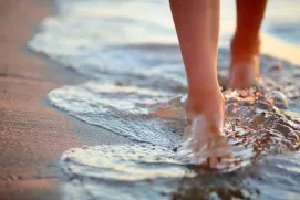 Pies en la playa. 