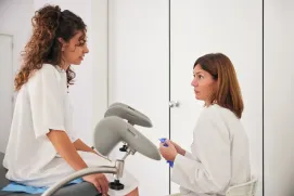Consulta mèdica, doctora i pacient conversant. 