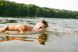 ¿Es saludable el baño en ríos o pantanos?