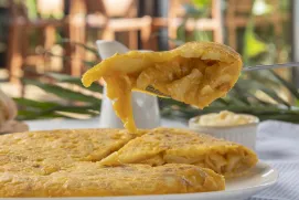 La tortilla de patatas admite variaciones según el gusto del comensal: con o sin cebolla, más o menos cuajada, etc. 