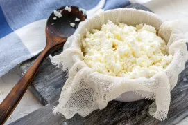 Cheese comes from milk and retains many of its nutritional characteristics, although its final composition depends on how it is made.