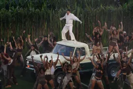 Como ocurre a menudo con las expresiones artísticas callejeras, cuesta trazar una línea pulcra que señale el nacimiento del reguetón, pero sus orígenes pueden ubicarse, con amplio consenso, en el Caribe durante los años 90.