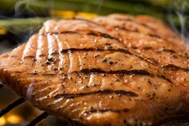 Con estas recomendaciones, cocinar el salmón a la plancha será mucho más sencillo y conseguirás que quede crujiente por fuera y jugoso por dentro.