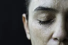 El sudor no tiene olor; son los compuestos del fluido causado por bacterias de nuestro cuerpo.