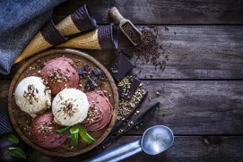 Preparar helados caseros no significa renunciar al sabor ni conformarse con recetas aburridas. Existen muchas formas de elaborarlos: desde sorbetes ligeros y polos hasta el helado cremoso tradicional o con una cobertura de chocolate crujiente. 
