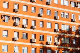 Fachada de un edificio donde se encuentran instalados diversos aires acondicionados