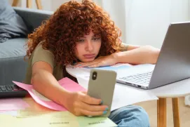 Algunos investigadores sugieren que la dificultad para concentrarse también podría estar relacionada con la multitarea.