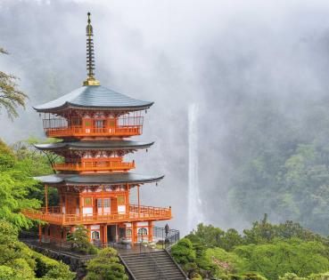 Nachi Taisha, uno de los tres grandes santuarios que descubrirá el viajero, está junto a la catarata más alta de Japón.
