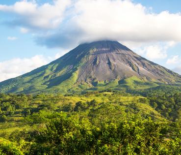 El volcán Arenal es uno de los imprescindibles del país. Lo mejor es alojarse en La Fortuna de San Carlos, un pueblo literalmente ubicado bajo el volcán que se beneficia de las aguas termales del Tabacón. Cuenta con alojamientos de lujo, pequeños hostales con encanto y múltiples empresas que organizan rutas a caballo y otras actividades para los amantes de la naturaleza. 