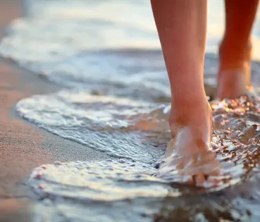 Pies en la playa. 