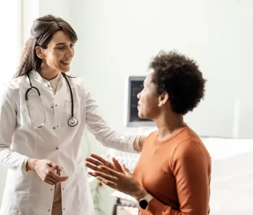 Consulta de médico. Doctora y paciente hablando.