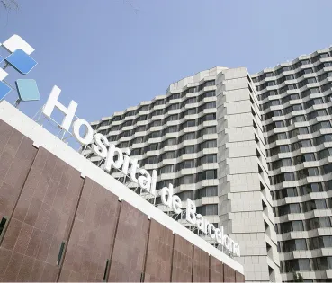 Fotografia de la façana de l’Hospital de Barcelona.