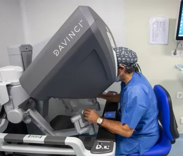 L’hospital alacantí ha inaugurat la Unitat de Cirurgia Robòtica, que compta amb un equip multidisciplinari d’especialistes acreditats per utilitzar la tecnologia robòtica més avançada.
