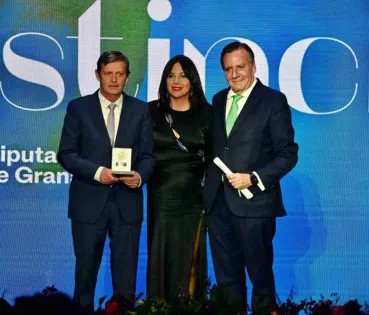 Valeriano Torres, CEO of the HLA Hospital Group and Dr. Francisco Marti, Medical Director of the HLA Universitario Inmaculada hospital received the award.