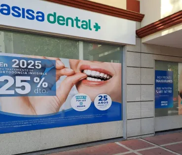 Imagen de la fachada del nuevo centro bucodental en Sevilla.