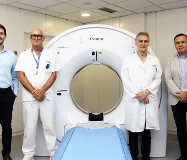 D’esquerra a dreta: Víctor Palero, Applications Specialist CT / HIT; Víctor Ortega, supervisor de l’àrea de Radiologia; el Dr. J. A. Fernández, radiòleg de la clínica, i Eduardo Gracia, Sales Account Manager.