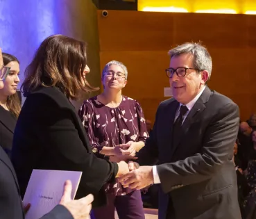 Joan Borràs receives the award for professional excellence from the COMB