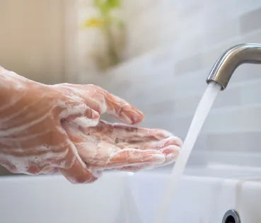 El lavado de manos, un gesto tan cotidiano como sencillo, tiene un enorme impacto sanitario y social.