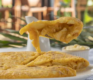 La tortilla de patatas admite variaciones según el gusto del comensal: con o sin cebolla, más o menos cuajada, etc. 