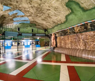  Más allá de su funcionalidad, en Europa existen estaciones de metro que parecen obras de arte auténticas. 