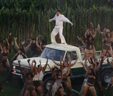 Como ocurre a menudo con las expresiones artísticas callejeras, cuesta trazar una línea pulcra que señale el nacimiento del reguetón, pero sus orígenes pueden ubicarse, con amplio consenso, en el Caribe durante los años 90.