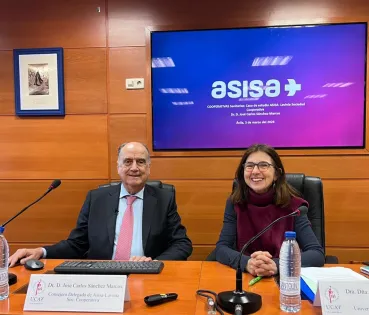 El Dr. José Carlos Sánchez Marcos, consejero de Lavinia y delegado de ASISA en Ávila, junto a Concepción Albarrán, decana de la Facultad de Ciencias Sociales y Jurídicas de la Universidad Católica de Ávila.