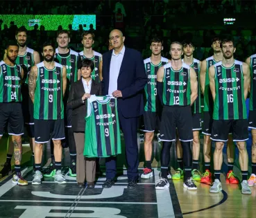 El presidente del Club Joventut Badalona, Juanan Morales, y la Dra. Antonia Solvas, secretaria del Consejo Rector de Lavinia S. Coop. y delegada de ASISA en Barcelona, acompañados por todos los jugadores del primer equipo, durante la presentación del patrocinio en el Palau Olímpic.