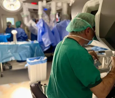 La cirugía robótica se ha consolidado en los últimos años como una de las grandes transformaciones de la práctica quirúrgica, especialmente en el ámbito de la urología oncológica.