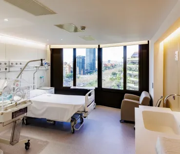 El nou disseny prioritza tant el benestar dels pacients pediàtrics com l’acompanyament familiar, un element clau a l’atenció infantil. 