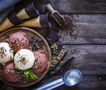 Preparar helados caseros no significa renunciar al sabor ni conformarse con recetas aburridas. Existen muchas formas de elaborarlos: desde sorbetes ligeros y polos hasta el helado cremoso tradicional o con una cobertura de chocolate crujiente. 