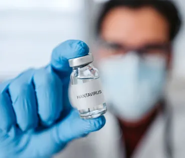 No existe un tratamiento específico, por lo que la prevención es la principal herramienta de protección.