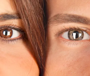 Estos procedimientos se desarrollaron para tratar determinadas patologías o defectos oculares que afectaban a la apariencia del ojo o a la salud visual.