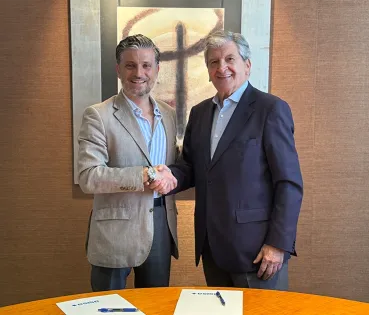 Antonio Magraner, president de CEAJE, i Dr. Enrique de Porres, conseller delegat d’ASISA, durant la firma de renovació de l’acord. 