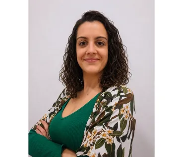 Dr. Rocío Bueno Martínez Dietista-nutricionista formada en la Universidad de Alicante y especializada en nutrición clínica. Desde 2013 desarrolla su labor como nutricionista en la Clínica Vistahermosa de Alicante, y desde 2015 es coordinadora de Nutrición de Grupo HLA, liderando el equipo de nutricionistas de los diferentes centros, así como las cocinas del Grupo. Compagina su labor asistencial en consulta con la docencia. 