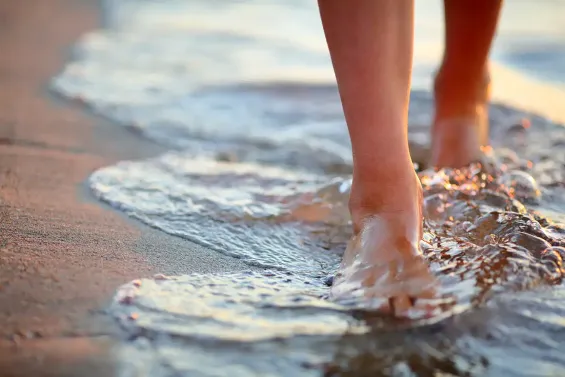 Pies en la playa. 