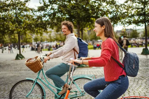 Parella en bicicleta. Estil de vida saludable.