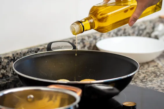 L’oli té un alt poder contaminant i és molt difícil d’eliminar.