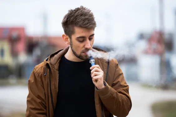 El principal riesgo de los vapeadores es la edad en la que se inicia su consumo.