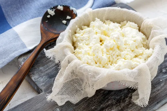 Cheese comes from milk and retains many of its nutritional characteristics, although its final composition depends on how it is made.