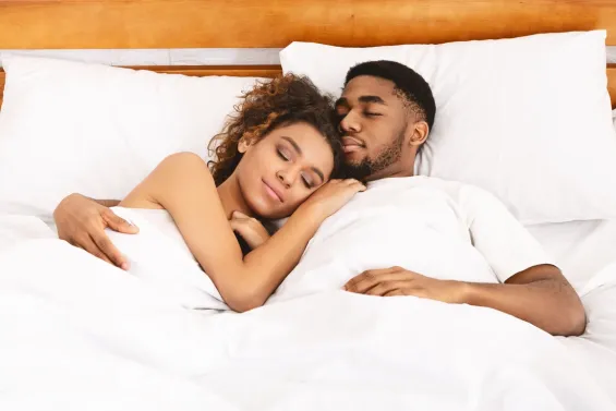 Dormir en pareja es uno de los gestos más cotidianos de la vida en común. 