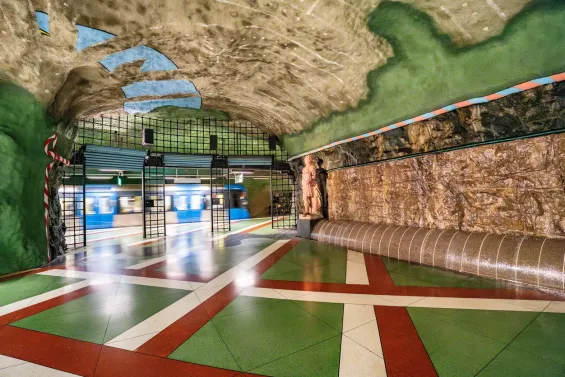  Más allá de su funcionalidad, en Europa existen estaciones de metro que parecen obras de arte auténticas. 